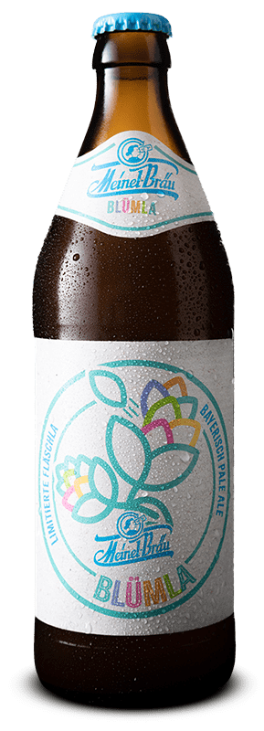 Eine Euro-Bierflasche 500 ml mit hellem Etikett mit einer bunten Illustration von zwei Hopfendolden..